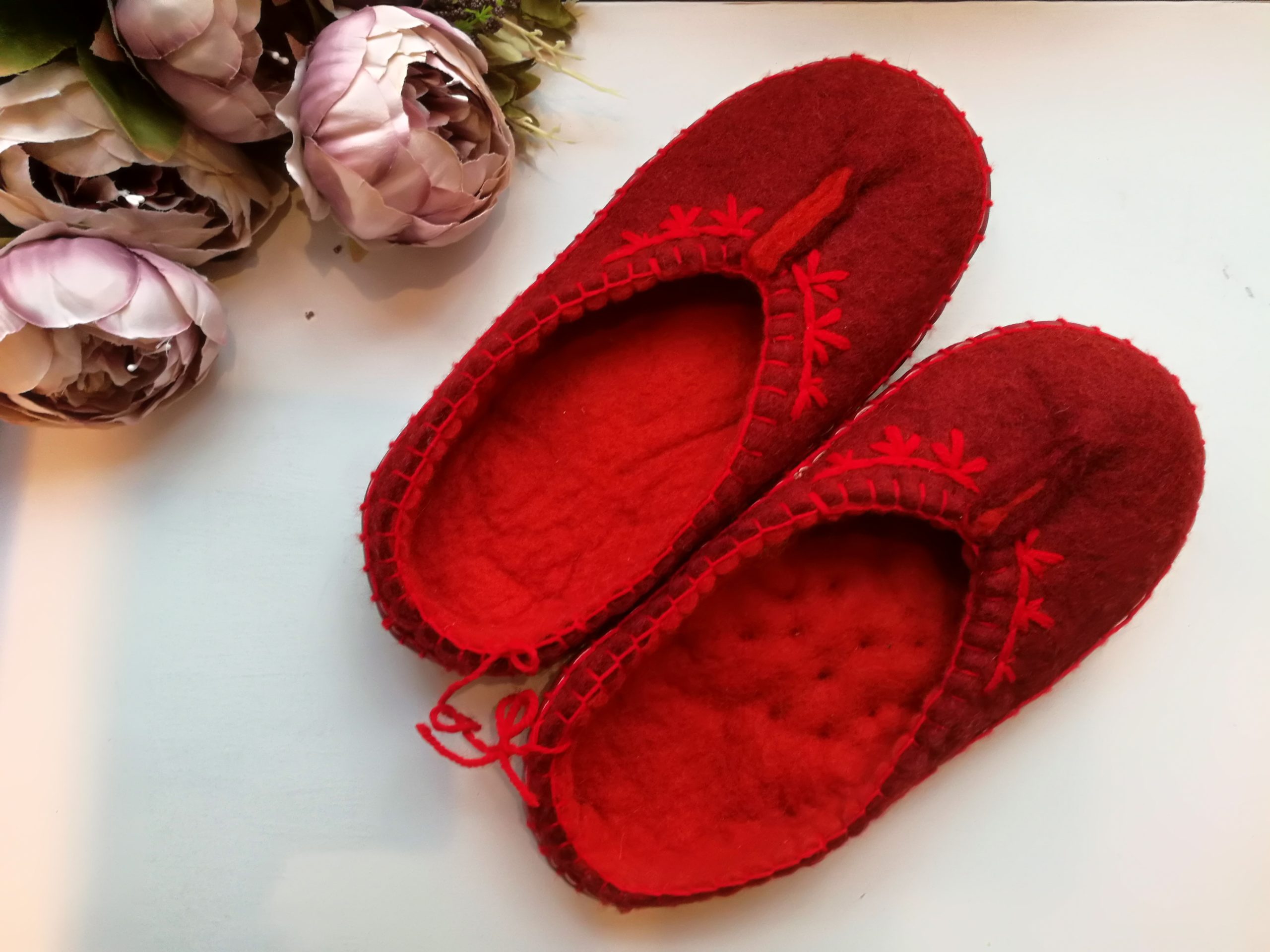 Punast värvi vilditud sussid, suurus 39