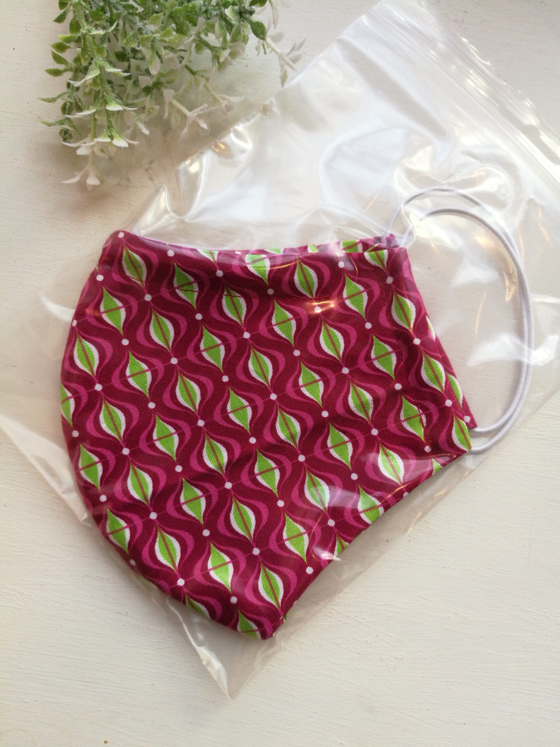 Taskuga näomask M-suurus, punane muster