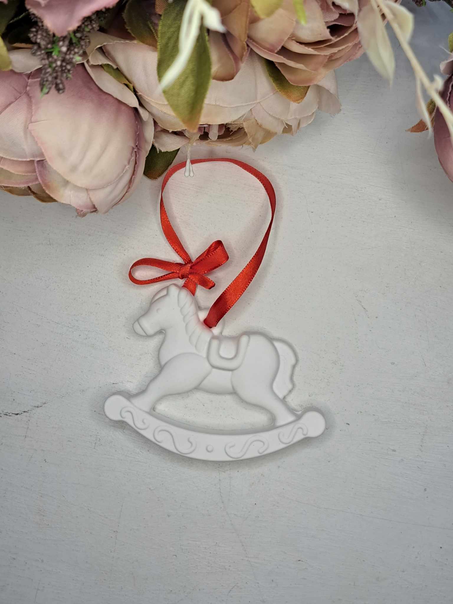 Väike kipsist jõuluehe "Kiikhobu"