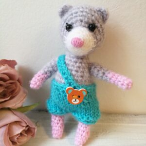 Heegeldatud pisike hiirepoiss rohelistes pükstes