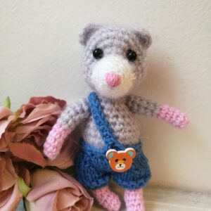 Heegeldatud pisike hiirepoiss sinistes pükstes