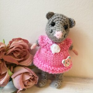 Heegeldatud pisike hiiretüdruk roosas klieidis