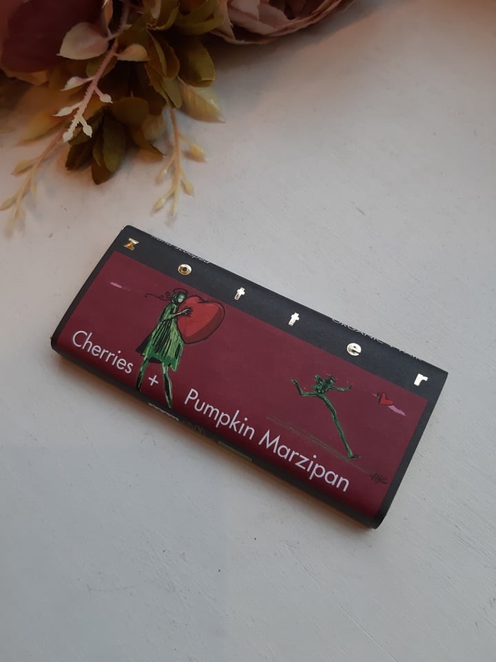 Täidisega šokolaad "Cherries + pumpkin marzipan"- “Kirsid ja kõrvitsaseemnemartsipan”