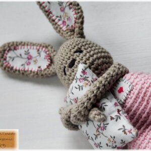 Tudujänku, padja ja heleroosade pükstega