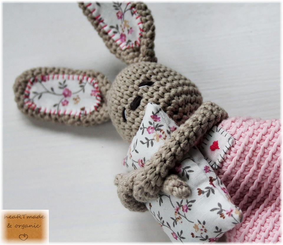 Tudujänku, padja ja heleroosade pükstega