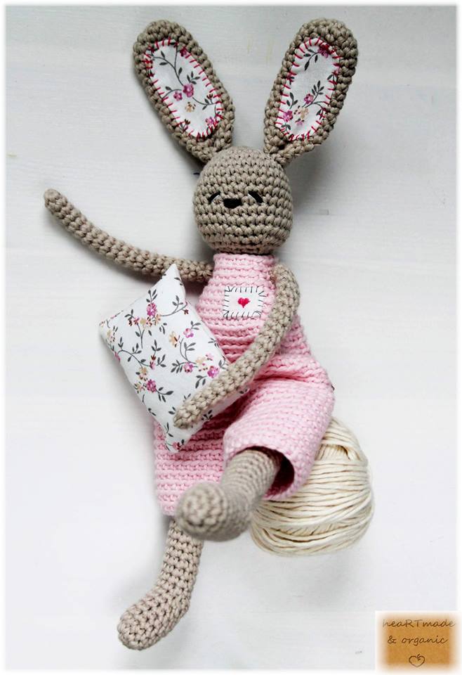 Tudujänku, padja ja heleroosade pükstega