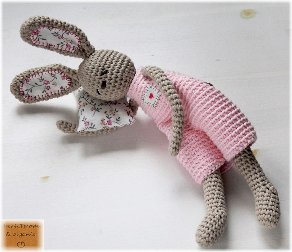 Tudujänku, padja ja heleroosade pükstega