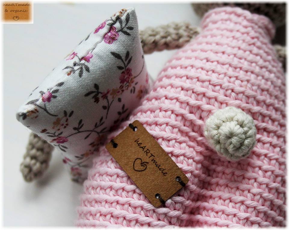 Tudujänku, padja ja heleroosade pükstega