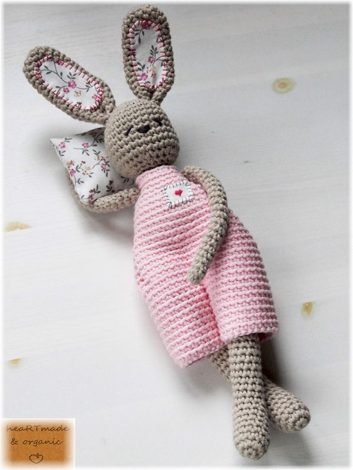 Tudujänku, padja ja heleroosade pükstega