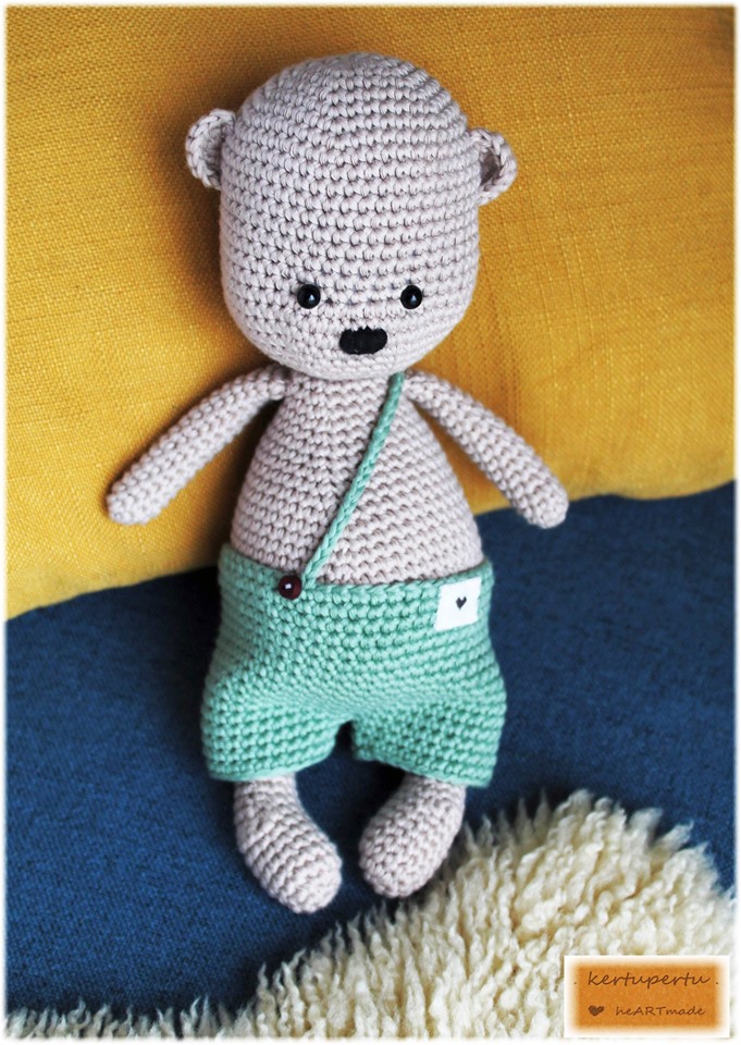 Heegeldatud Karu, rohelised püksid