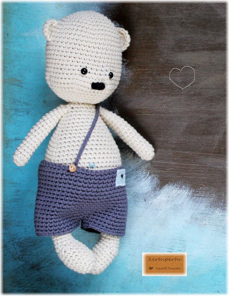 Heegeldatud Karu, hallid püksid