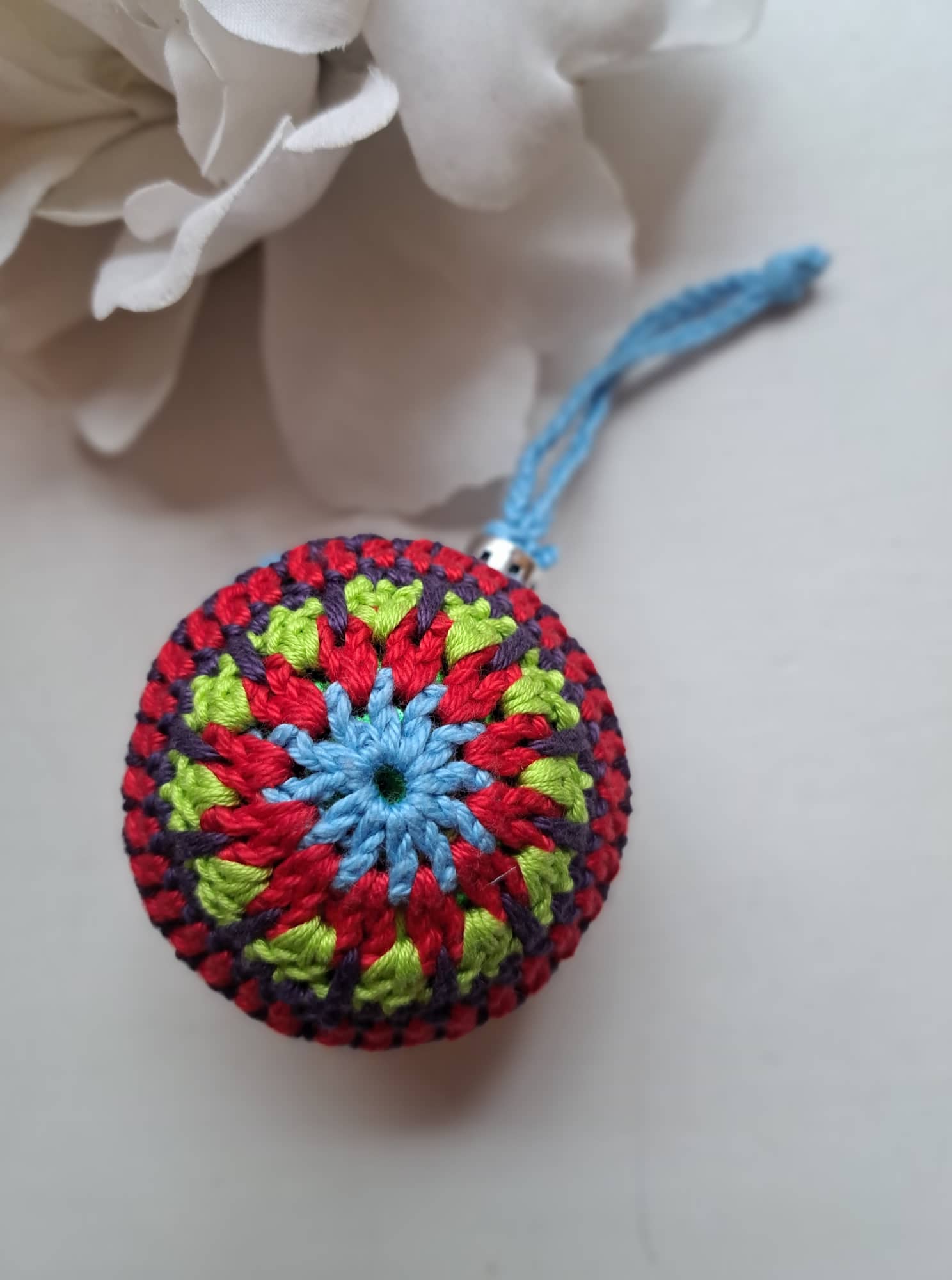 Heegeldatud jõulukuul, sini-puna-lilla