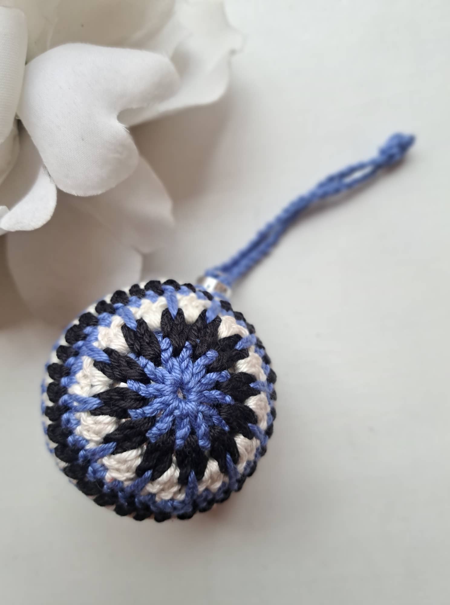 Heegeldatud jõulukuul, sini-must-valge