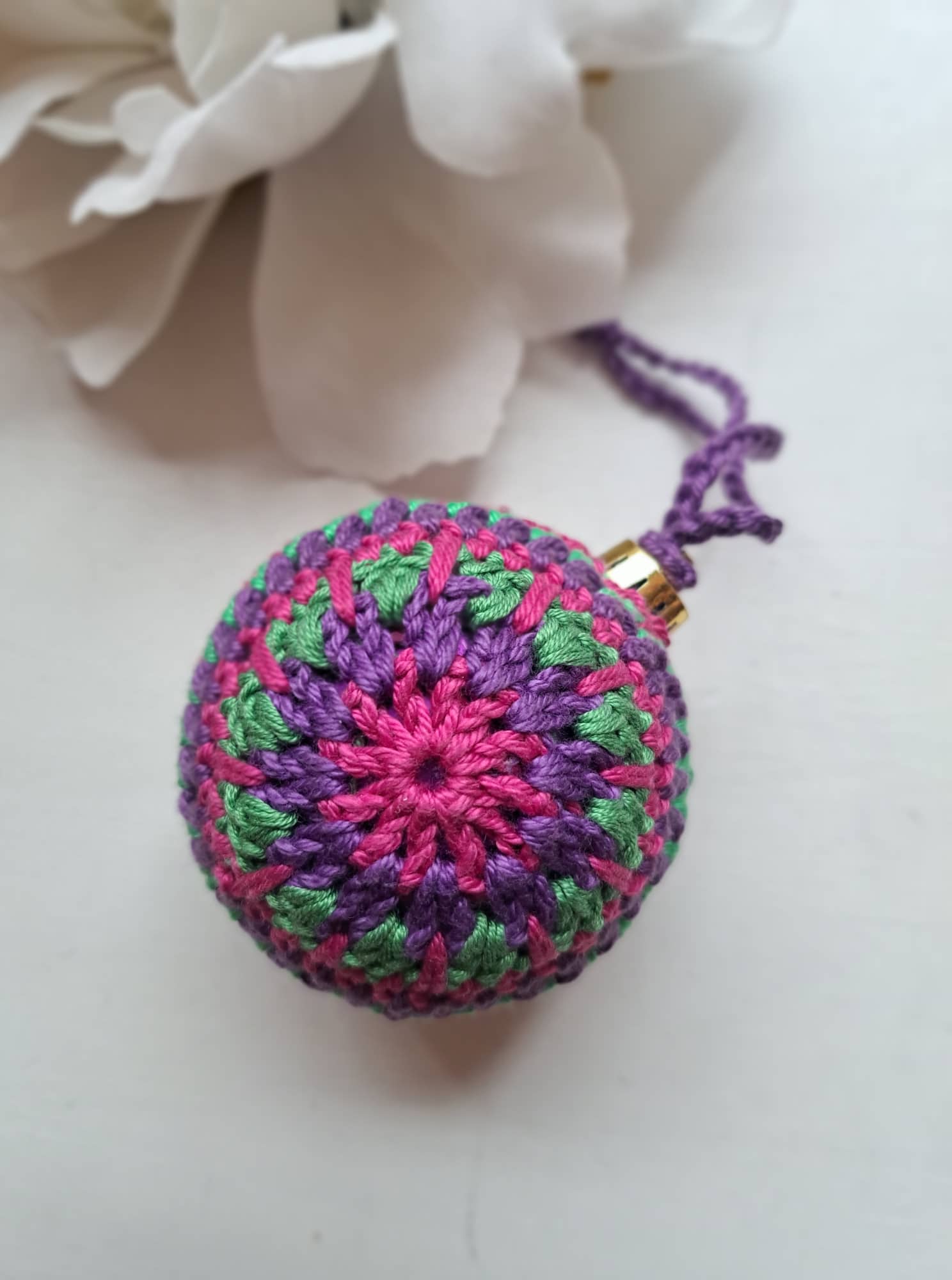 Heegeldatud jõulukuul,  lilla-roosa-rohe