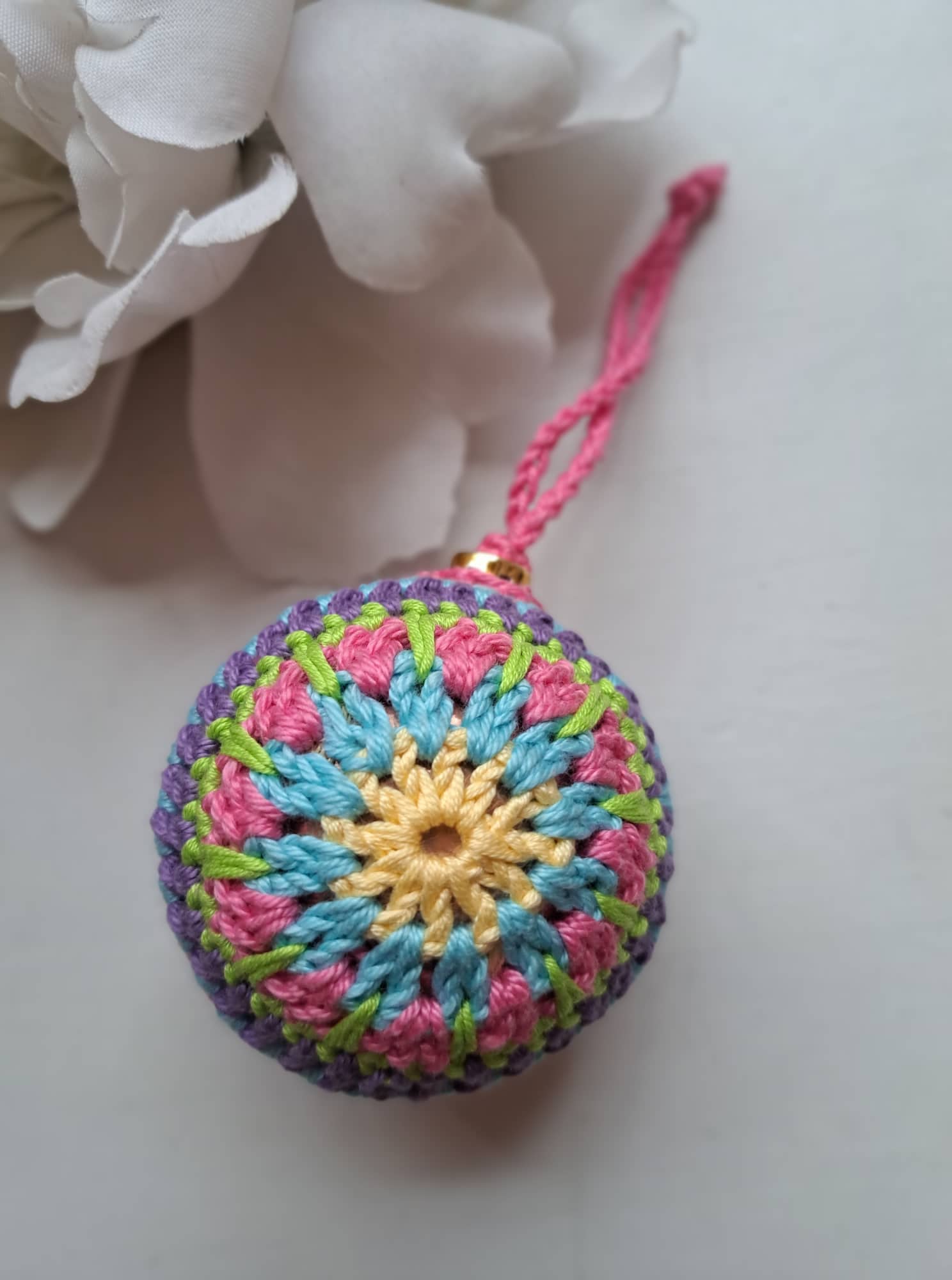 Heegeldatud jõulukuul,  roosa-sini-kollane