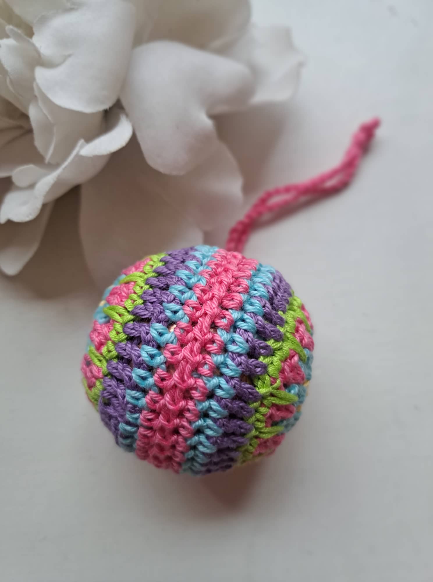 Heegeldatud jõulukuul,  roosa-sini-kollane