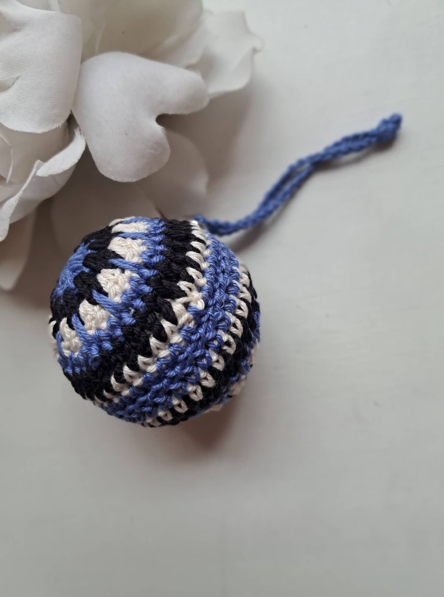 Heegeldatud jõulukuul, sini-must-valge