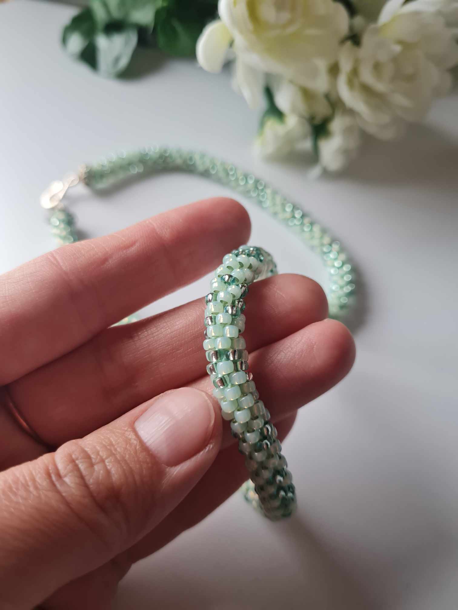 Helmestest kaelakee "Malbe roheline"