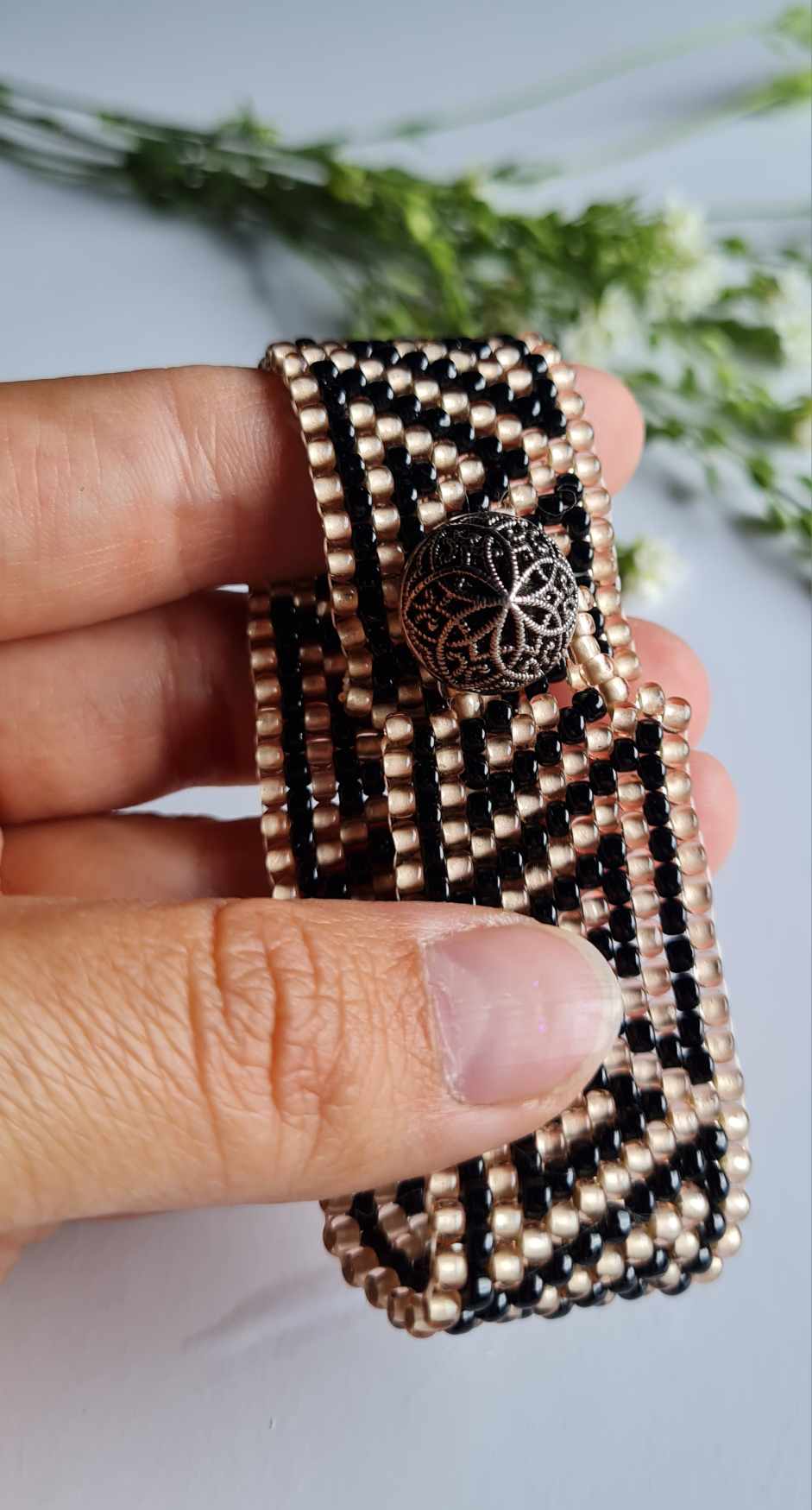 Helmestest käeehe maalähedastest toonides