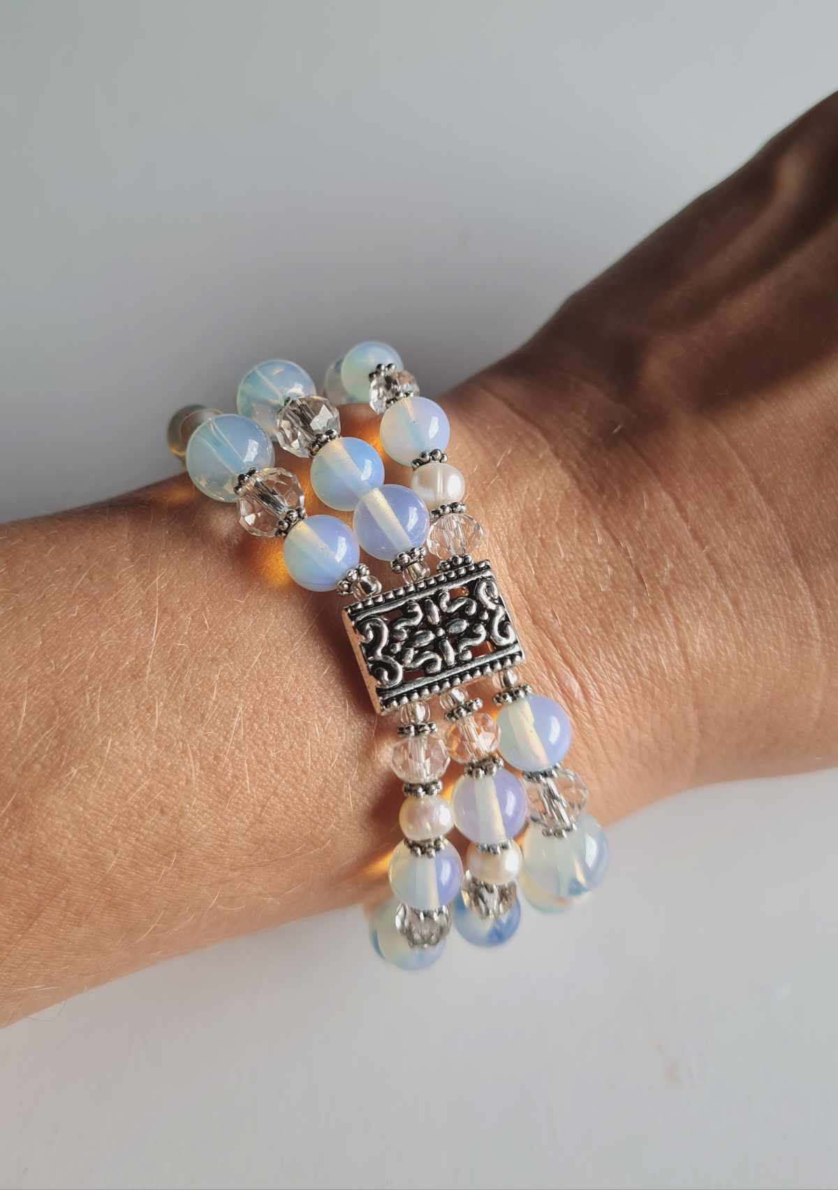 Kaunis käeehe 3 realine- opaliit, pärl, hõbedane detailiga