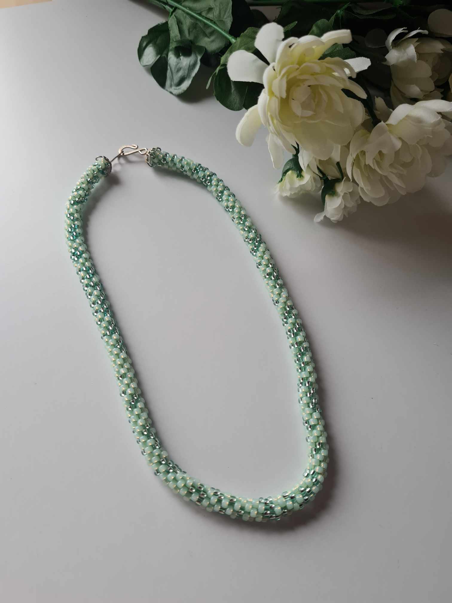 Helmestest kaelakee "Malbe roheline"