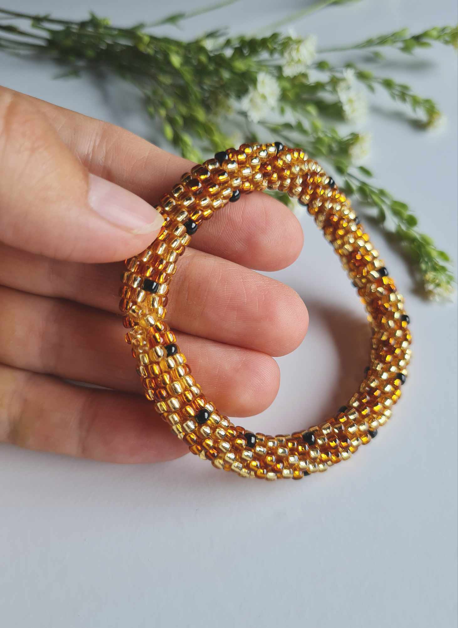 Helmestest käeehe kuldne