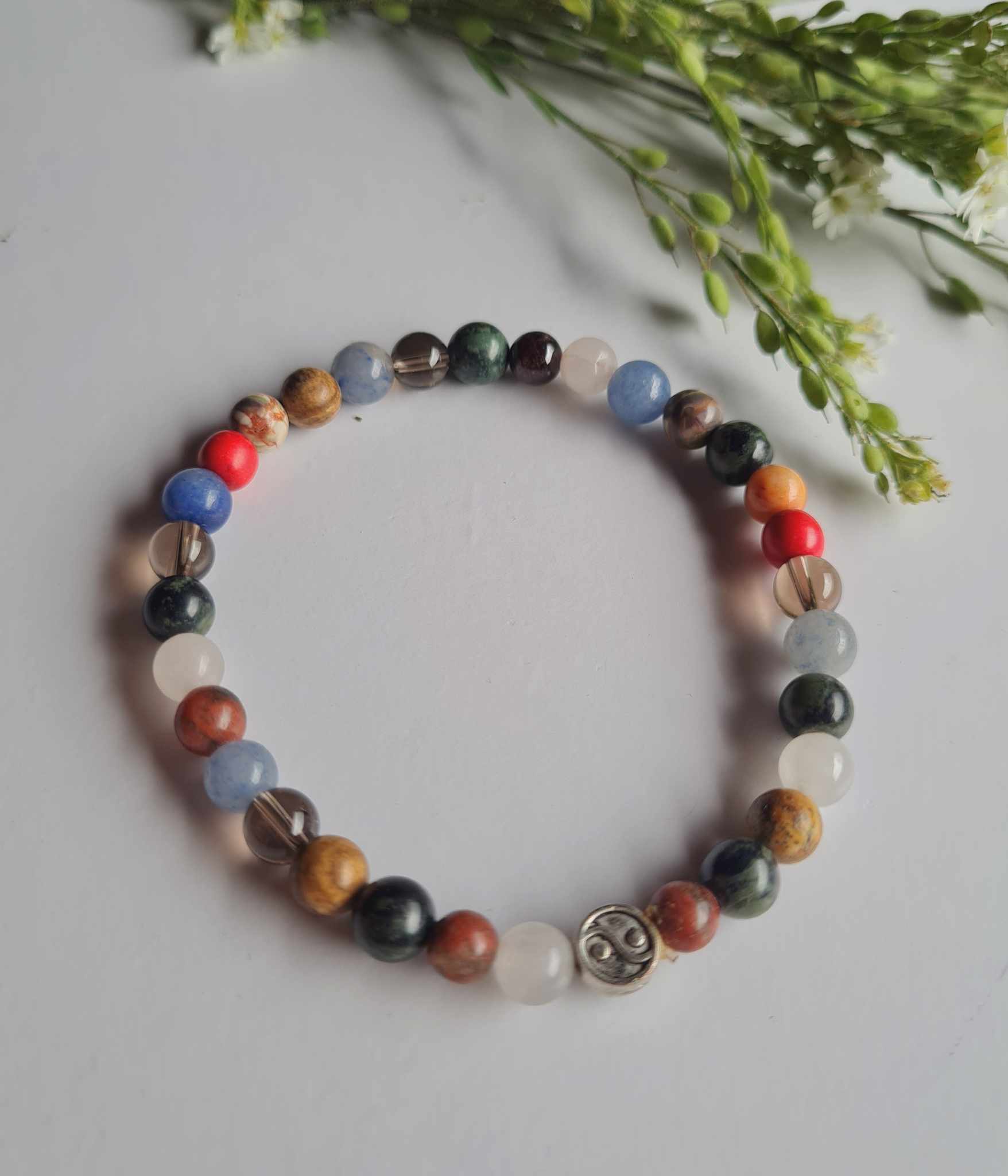 Kaunis käeehe erinevatest helmestest